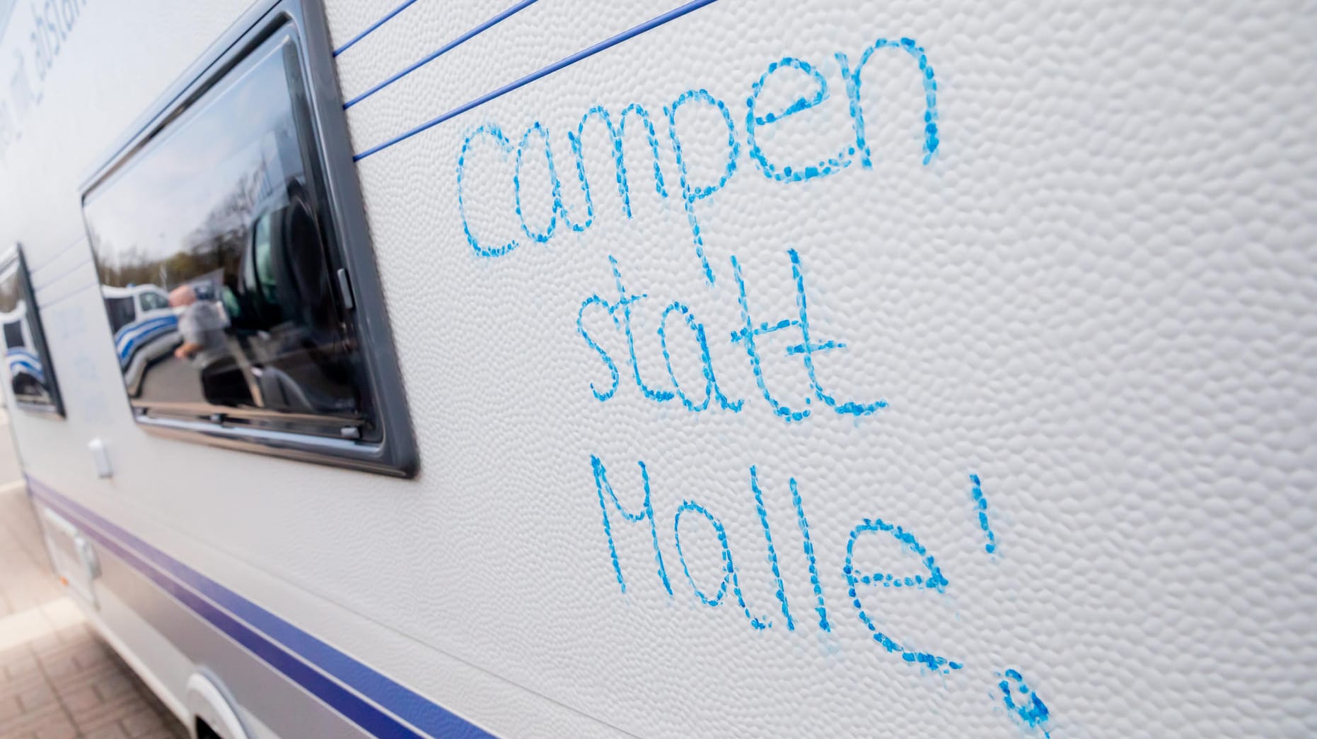 "Campen statt Malle!" steht vor dem Start eines Camper-Korsos der Camperinitiative "Campen mit Abstand": Gefordert wird unter anderem die sofortige Öffnung der Stell- und Campingplätze.