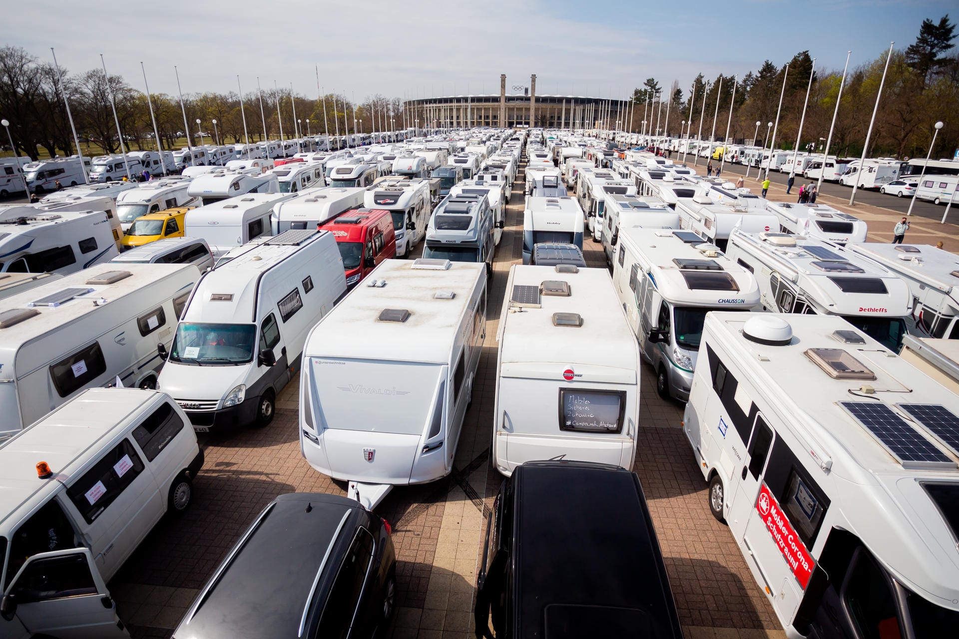 Wohnwagen und Wohnmobile stehen vor dem Start eines Camper-Korsos am Olympiastadion in Berlin: Sie würden gerne wieder campen gehen, dürfen es aber wegen Corona nicht.