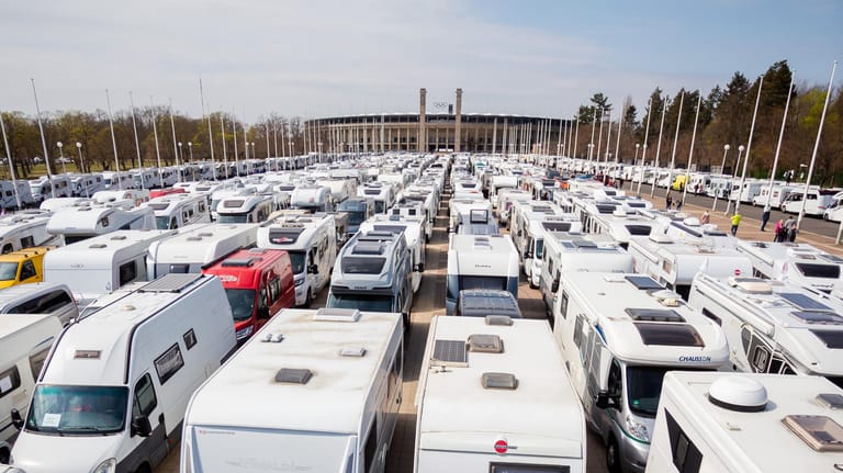 Wohnwagen und Wohnmobile stehen vor dem Start eines Camper-Korsos am Olympiastadion in Berlin: Sie würden gerne wieder campen gehen, dürfen es aber wegen Corona nicht.