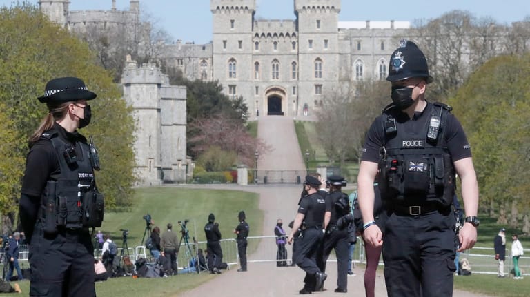 Polizisten sichern das Gelände um Schloss Windsor.