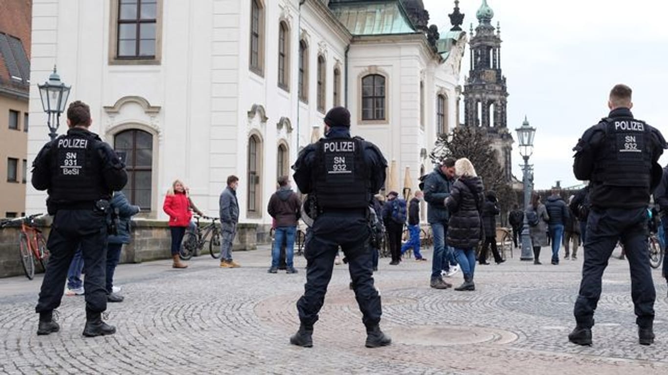 Polizisten sperren die Brühlschen Terrassen in Dresden.