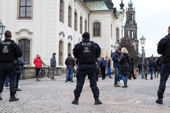 Polizisten sperren die Brühlschen Terrassen in Dresden.