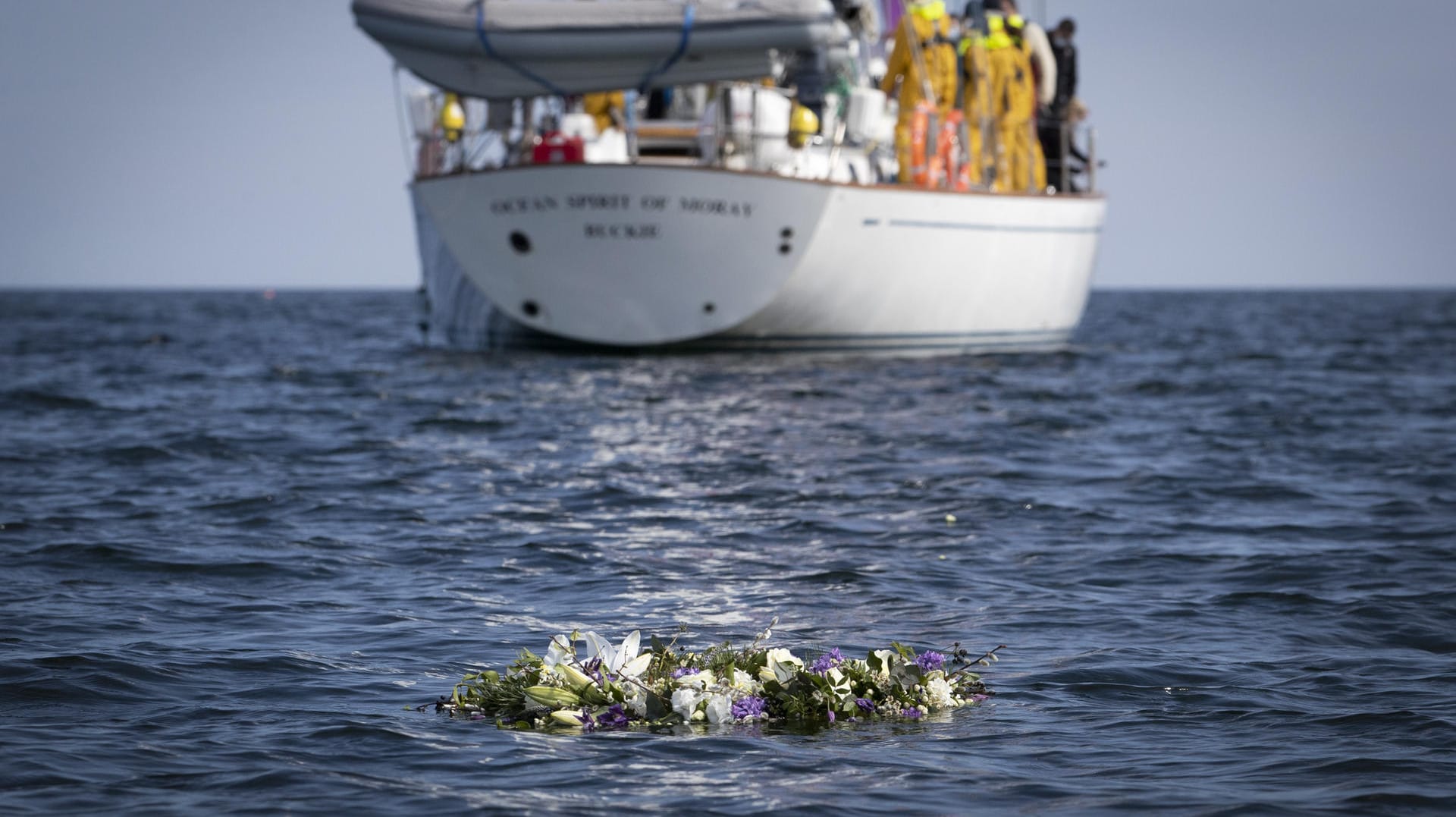 Junge Segler der ehemaligen Schule des Herzogs von Edinburgh, Gordonstoun in Moray, führen eine Gedenkfeier an Bord des schuleigenen Segelschulbootes an, während sie vor der Küste von Hopeman Harbour, wo Prinz Philip das Segeln lernte, einen Blumenkranz ins Wasser werfen.