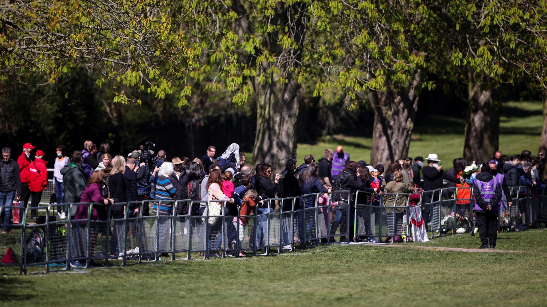 Schaulustige hinter einem Absperrzaun in Windsor