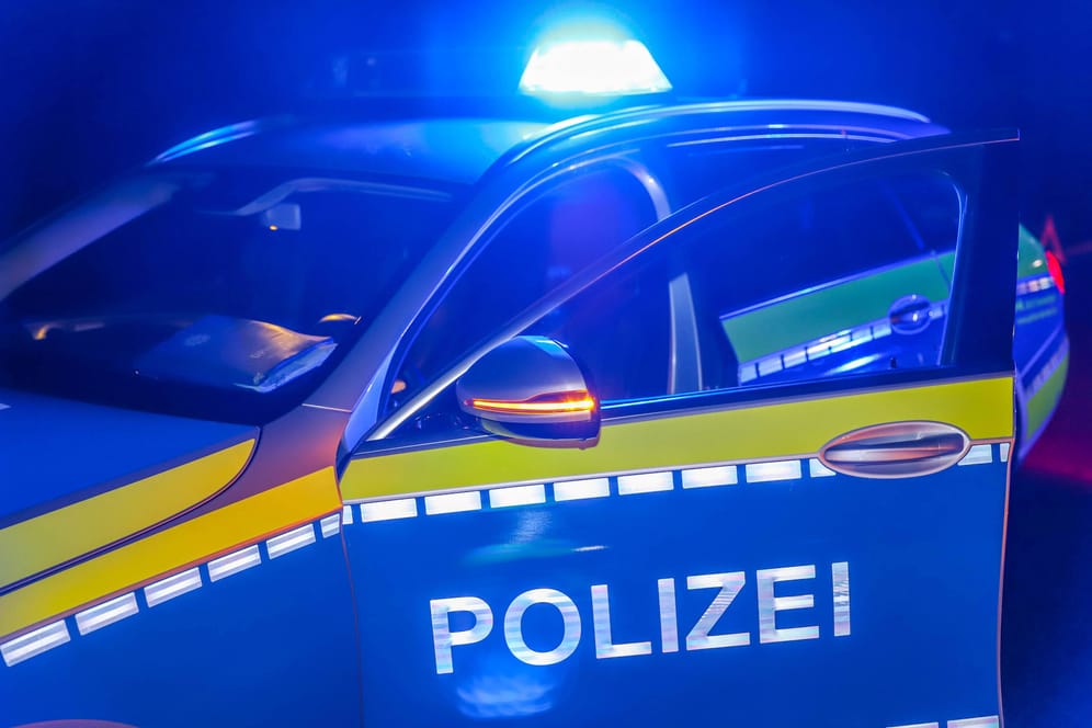Ein Polizeiauto mit Blaulicht (Symbolbild): Der 19-Jährige hat versucht einer Kontrolle der Polizei zu entkommen.