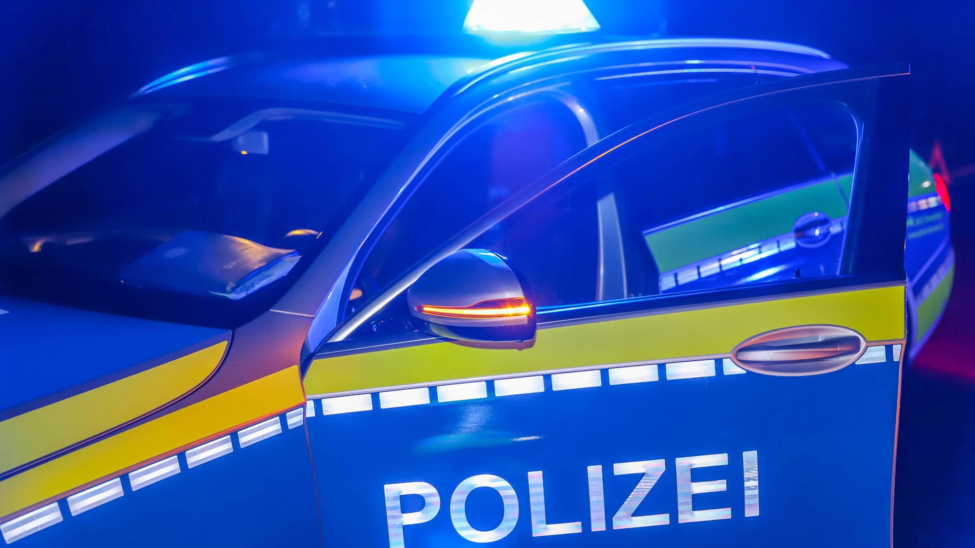 Ein Polizeiauto mit Blaulicht (Symbolbild): Der 19-Jährige hat versucht einer Kontrolle der Polizei zu entkommen.