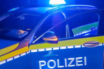 Ein Polizeiauto mit Blaulicht (Symbolbild): Der 19-Jährige hat versucht einer Kontrolle der Polizei zu entkommen.