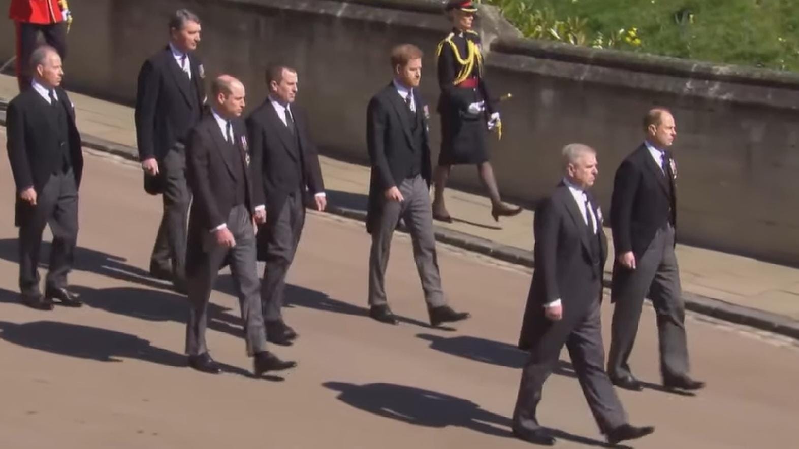 Zwischen Harry und William läuft Cousin Peter.