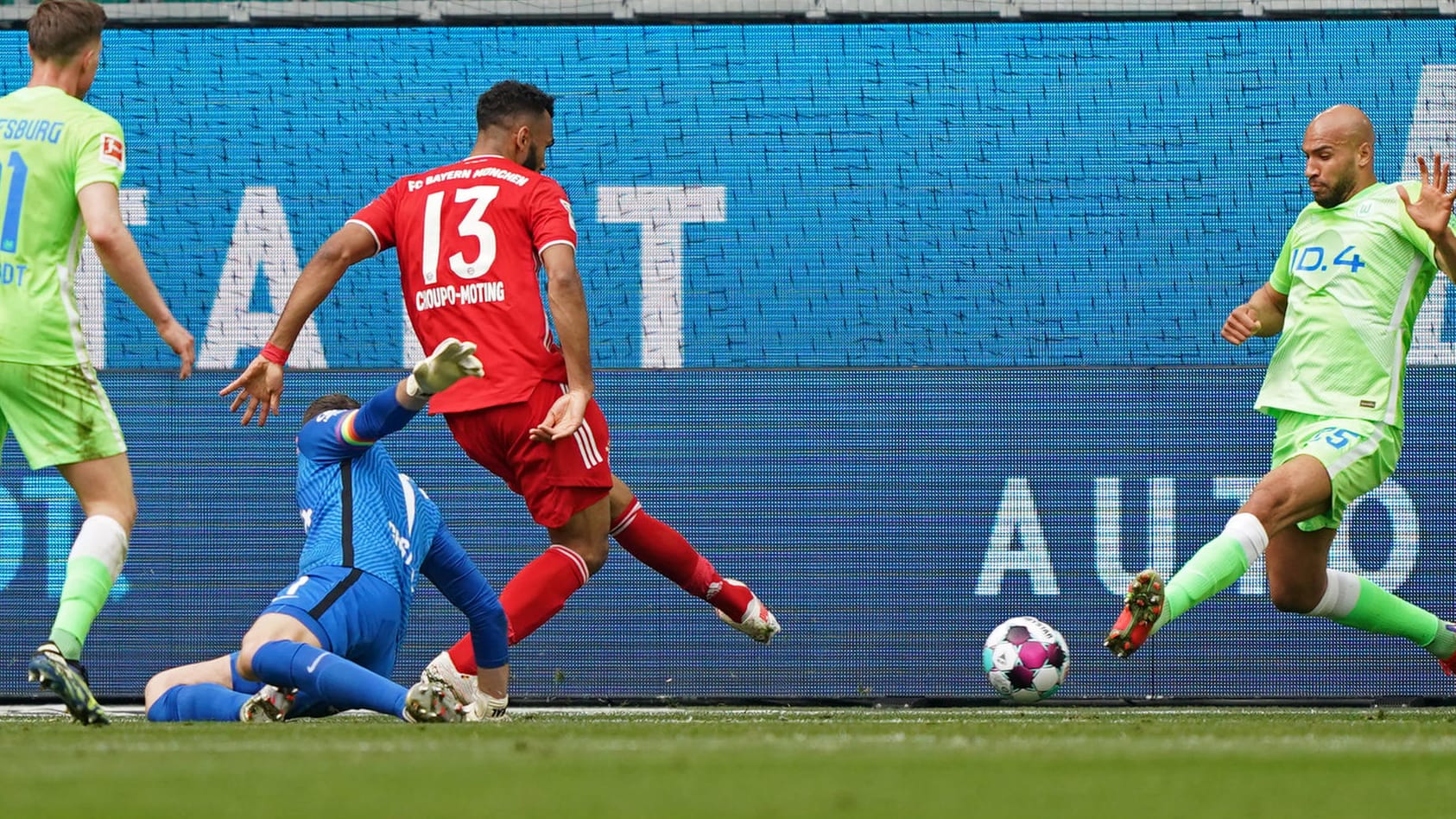 Eric Maxim Choupo-Moting (M.) beim Abschluss gegen die Wolfsburger Abwehr.