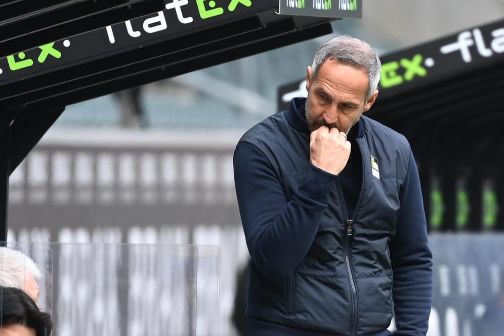 Adi Hütter: Der Coach kassierte mit Frankfurt eine deutliche Niederlage gegen seinen zukünftigen Arbeitgeber Mönchengladbach.