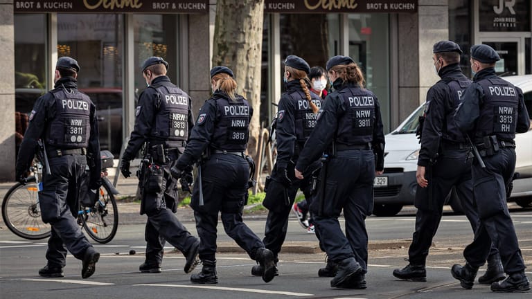 Polizeibeamte bei einer Demonstration in Düsseldorf (Archivbild): Hunderte Demonstrierende sollen sich in Düsseldorf in der Innenstadt versammelt haben.