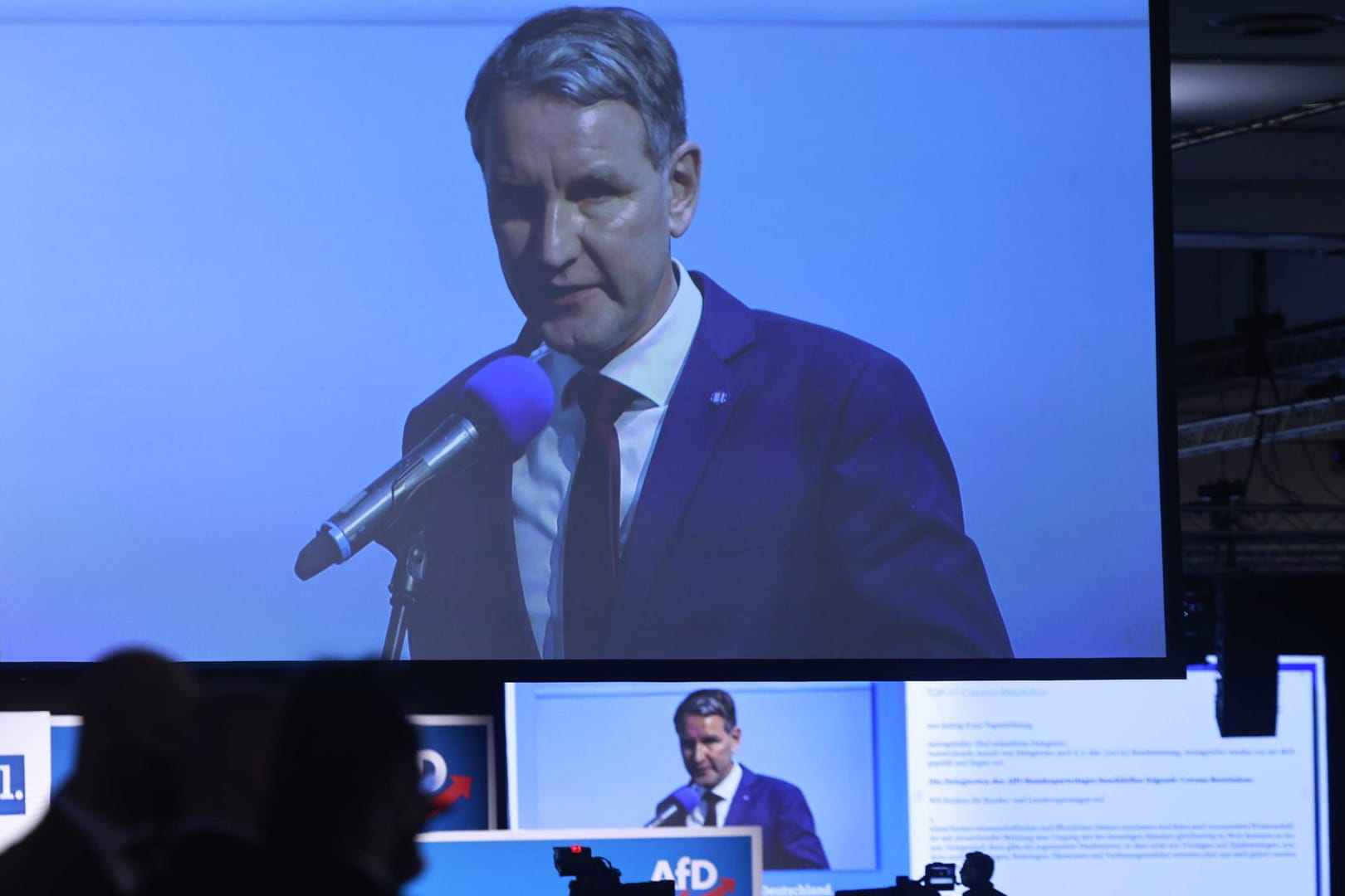 Björn Höcke auf dem Bundesparteitag der AfD in Dresden: Die radikalen Kräfte um den Thüringer Landeschef bewegten zwei Abgeordnete zum Parteiaustritt.