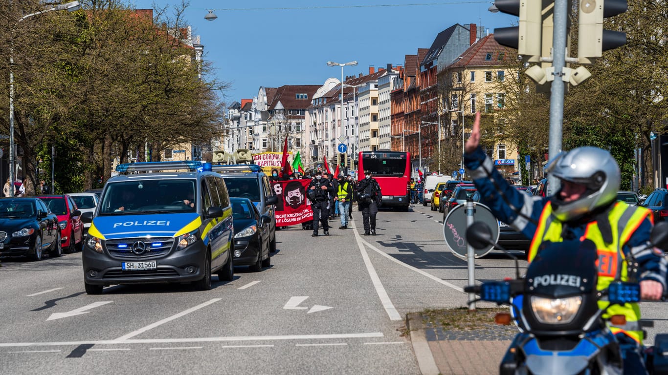 Demonstrierende ziehen durch Kiel: Weil die Auflagen nicht eingehalten wurden, mussten Demonstrationen in der Landeshauptstadt aufgelöst werden.