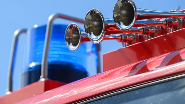 Blaulicht leuchtet auf einem Feuerwehrauto mit Martinshorn (Symbolbild): Fünf Menschen mussten über Leitern aus dem Gebäude gerettet werden. Blaulicht leuchtet auf einem Feuerwehrauto mit Martinshorn (Symbolbild): Fünf Menschen mussten über Leitern aus dem Gebäude gerettet werden.