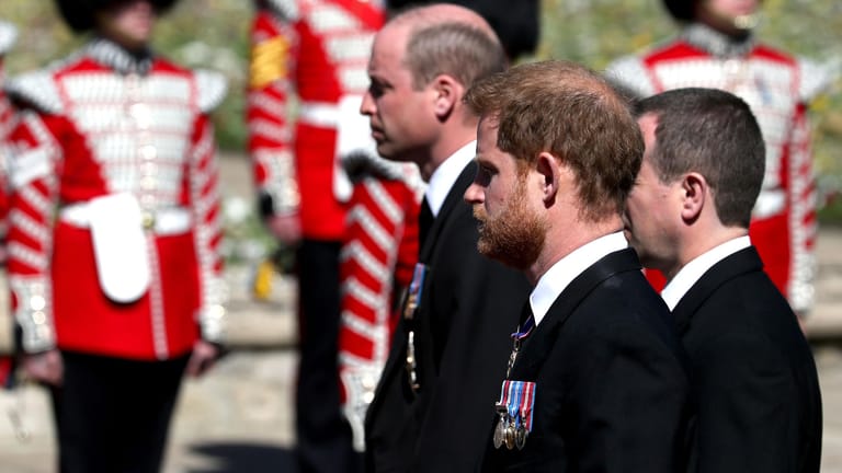 Beerdigung von Prinz Philip: Prinz William, Peter Phillips und Prinz Harry während der Prozession.