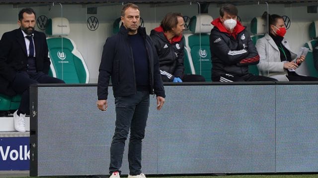 Bayern-Trainer Hans-Dieter "Hansi" Flick steht am Spielfeldrand.