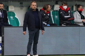 Bayern-Trainer Hans-Dieter "Hansi" Flick steht am Spielfeldrand.