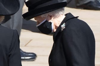 Queen Elizabeth II.: Nach über 73 Ehejahren musste sie von ihrem Mann, Prinz Philip, Abschied nehmen. Ein schwerer Gang, den sie unter geltenden Corona-Maßnahmen gehen musste.