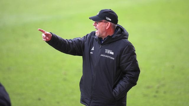 Unions Trainer Urs Fischer ruft seinen Spielern Anweisungen zu.