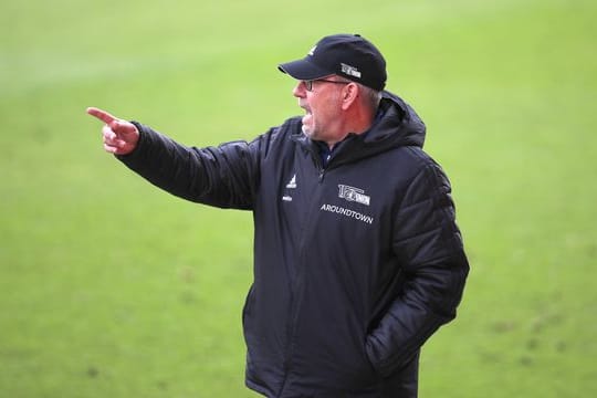 Unions Trainer Urs Fischer ruft seinen Spielern Anweisungen zu.