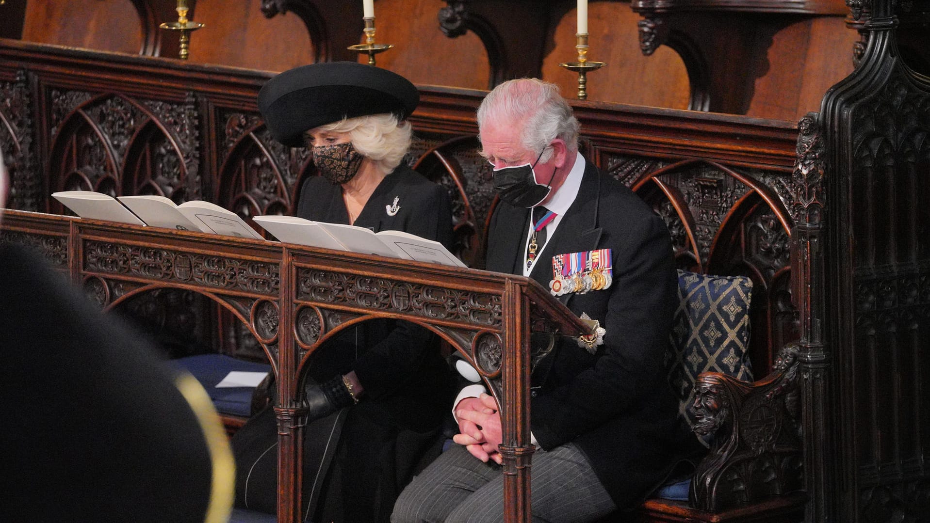 Camilla und Charles: Das Ehepaar saß beim Trauergottesdienst nebeneinander.