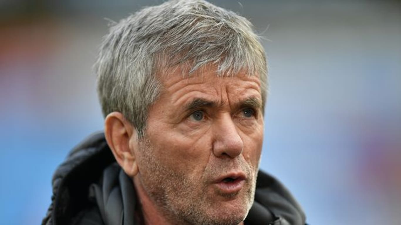 Kölns Trainer Friedhelm Funkel gibt vor dem Spiel ein Interview.