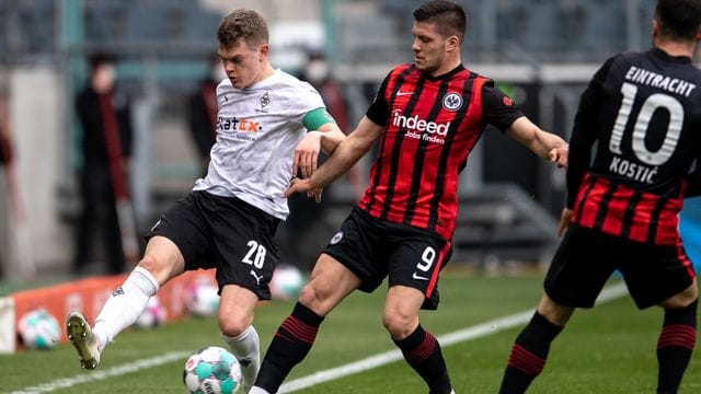 Gladbachs Matthias Ginter (l) und Frankfurts Luka Jovic kämpfen an der Seitenlinie um den Ball.