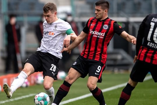 Gladbachs Matthias Ginter (l) und Frankfurts Luka Jovic kämpfen an der Seitenlinie um den Ball.