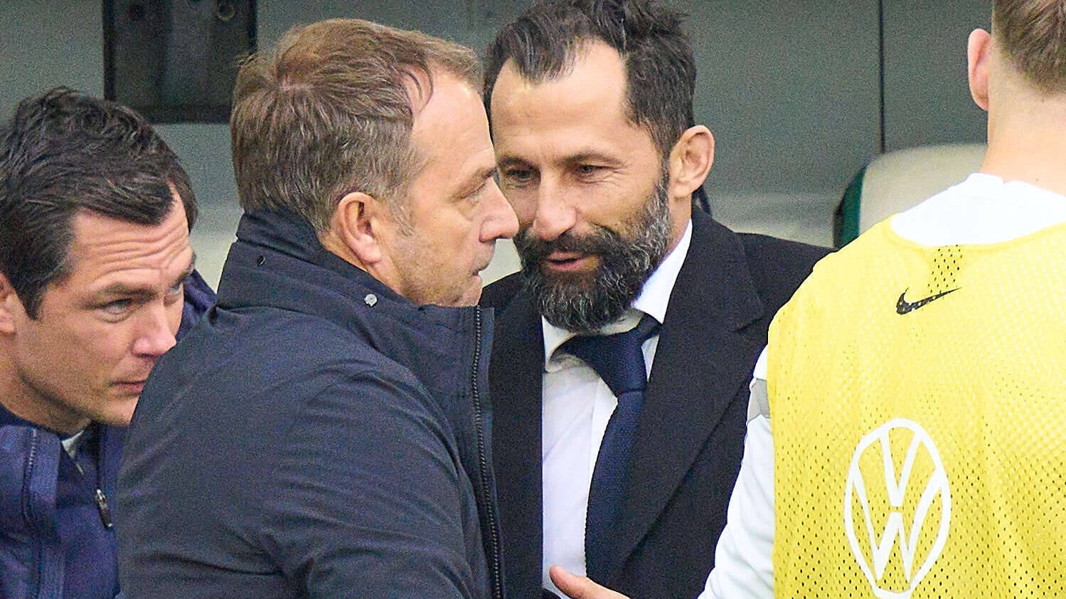 Trainer Hansi Flick (l.) und Sportvorstand Hasan Salihamidzic werden sicherlich keine Freunde mehr. Ihr Dauerzoff gipfelt darin, dass Flick um die Auflösung seines Vertrages bat.