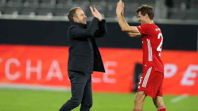 Flick (l.) und Thomas Müller: !Als Trainer beim FC Bayern braucht man grundsätzlich ein dickes Fell."