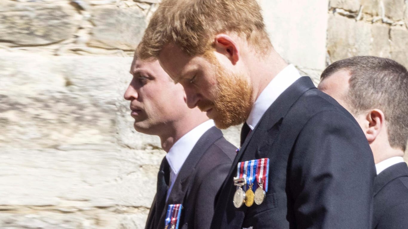 William und Harry: Die beiden Brüder liefen beim Trauermarsch nicht nebeneinander.