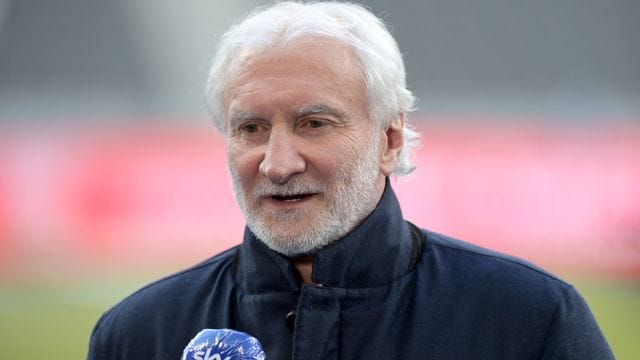 Bayer Leverkusens Geschäftsführer Sport, Rudi Völler, gibt dem TV-Sender Sky ein Interview. Bayer Leverkusens Geschäftsführer Sport, Rudi Völler, gibt dem TV-Sender Sky ein Interview.