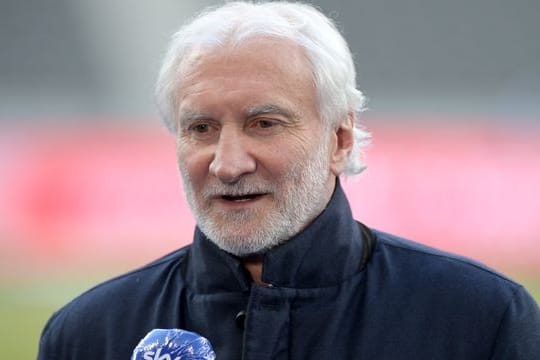 Bayer Leverkusens Geschäftsführer Sport, Rudi Völler, gibt dem TV-Sender Sky ein Interview.