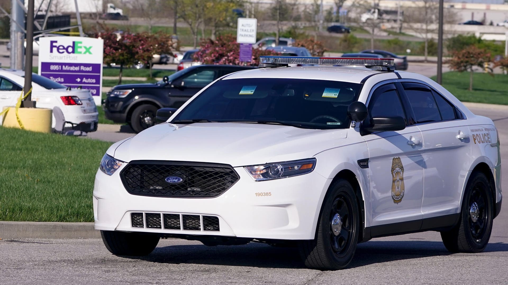 Ein Streifenwagen der Polizei fährt auf dem Fedex-Gelände in Indianapolis (Archivbild). Dort hatte ein Mann acht Menschen und sich selbst erschossen.