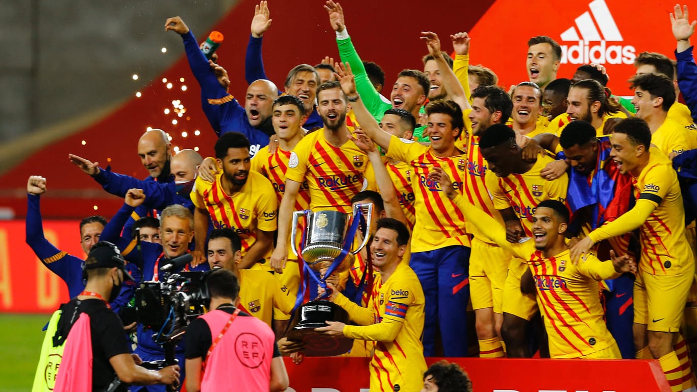 Auch nach 31 Pokal-Titeln können sich die Spieler vom FC Barcelona noch freuen. Mittendrin Nationaltorhüter Marc-Andre ter Stegen.