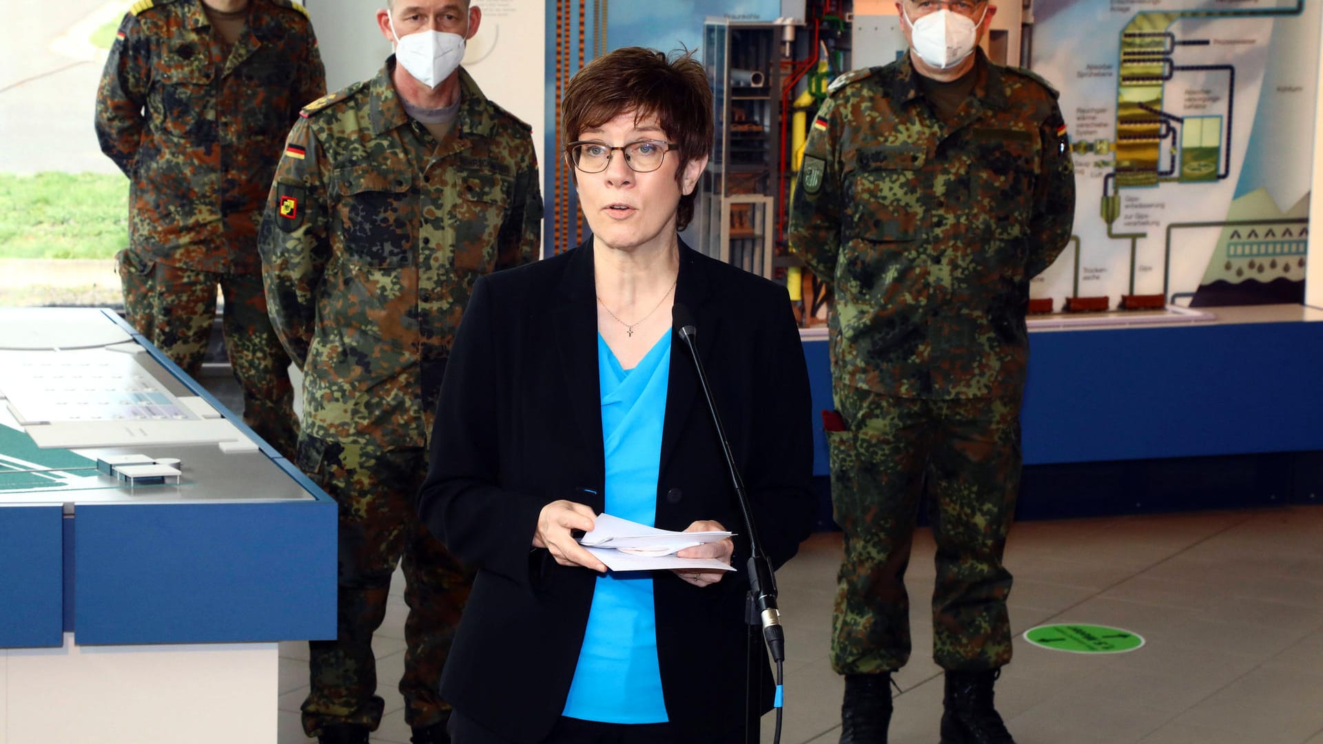 Bundesverteidigungsministerin Annegret Kramp-Karrenbauer bei einem Bundeswehrbesuch (Archivbild). Sie setzt sich für die Sicherheit der afghanischen Ortskräfte ein.