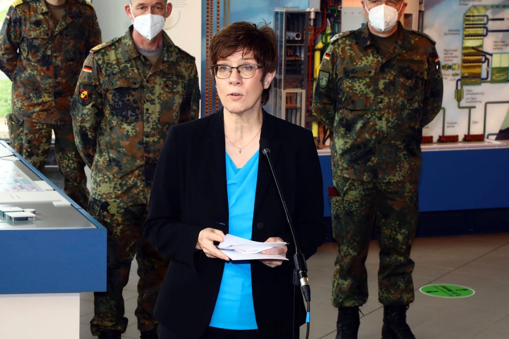 Bundesverteidigungsministerin Annegret Kramp-Karrenbauer bei einem Bundeswehrbesuch (Archivbild). Sie setzt sich für die Sicherheit der afghanischen Ortskräfte ein.