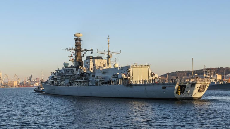 Die HMS Westminister liegt im Hafen in Gdynia (Archivbild). England will ein ähnliches Schiff und einen Zerstörer ins Schwarze Meer verlegen.