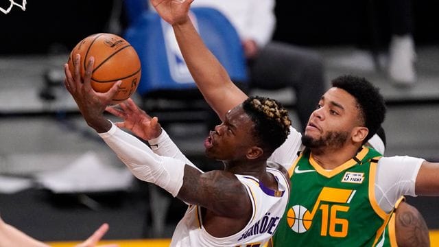 Dennis Schröder (l) von den Los Angeles Lakers erzielte 25 Punkte und verteilte acht Assists. Dennis Schröder (l) von den Los Angeles Lakers erzielte 25 Punkte und verteilte acht Assists.