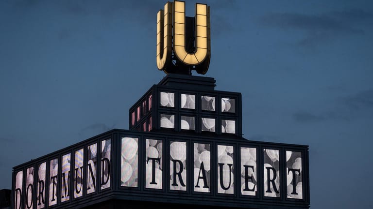 "Dortmund trauert" ist am sogenannten U-Turms in Dortmund zu sehen: In zahlreichen deutschen Städten wird am Sonntag der Corona-Toten gedacht.