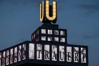 "Dortmund trauert" ist am sogenannten U-Turms in Dortmund zu sehen: In zahlreichen deutschen Städten wird am Sonntag der Corona-Toten gedacht.