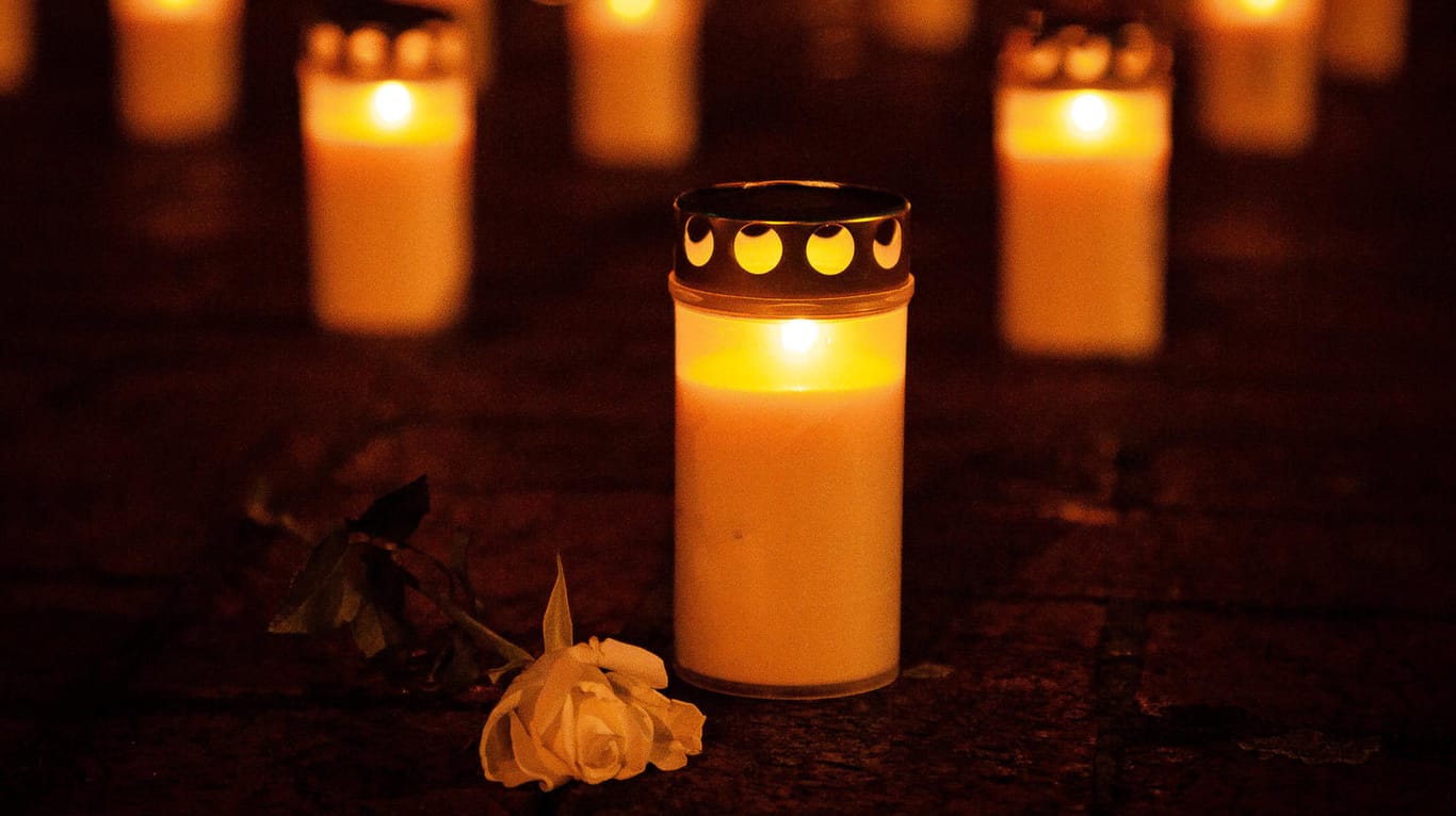Kerzen stehen in Kassel zum Gedenken der Corona-Toten auf dem Boden (Archivbild): In Deutschland sind seit Ausbruch der Pandemie fast 80.000 Menschen im Zusammenhang mit einer Corona-Infektion gestorben.