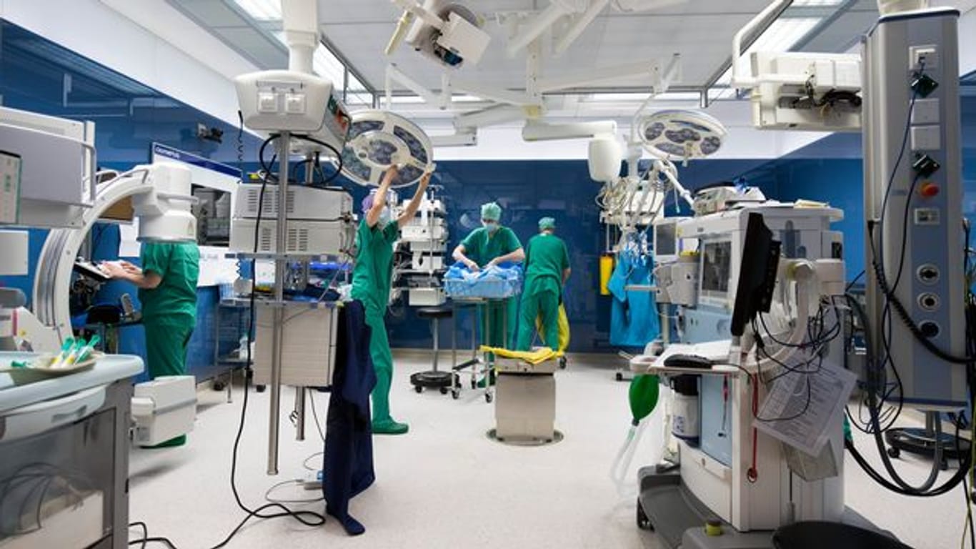 Das OP-Personal arbeitet nach einer Operation in einem OP-Saal des Agaplesion Diakonieklinikums Hamburg (Archivbild): Die Kliniken in Hamburg haben finanzielle Schwierigkeiten.