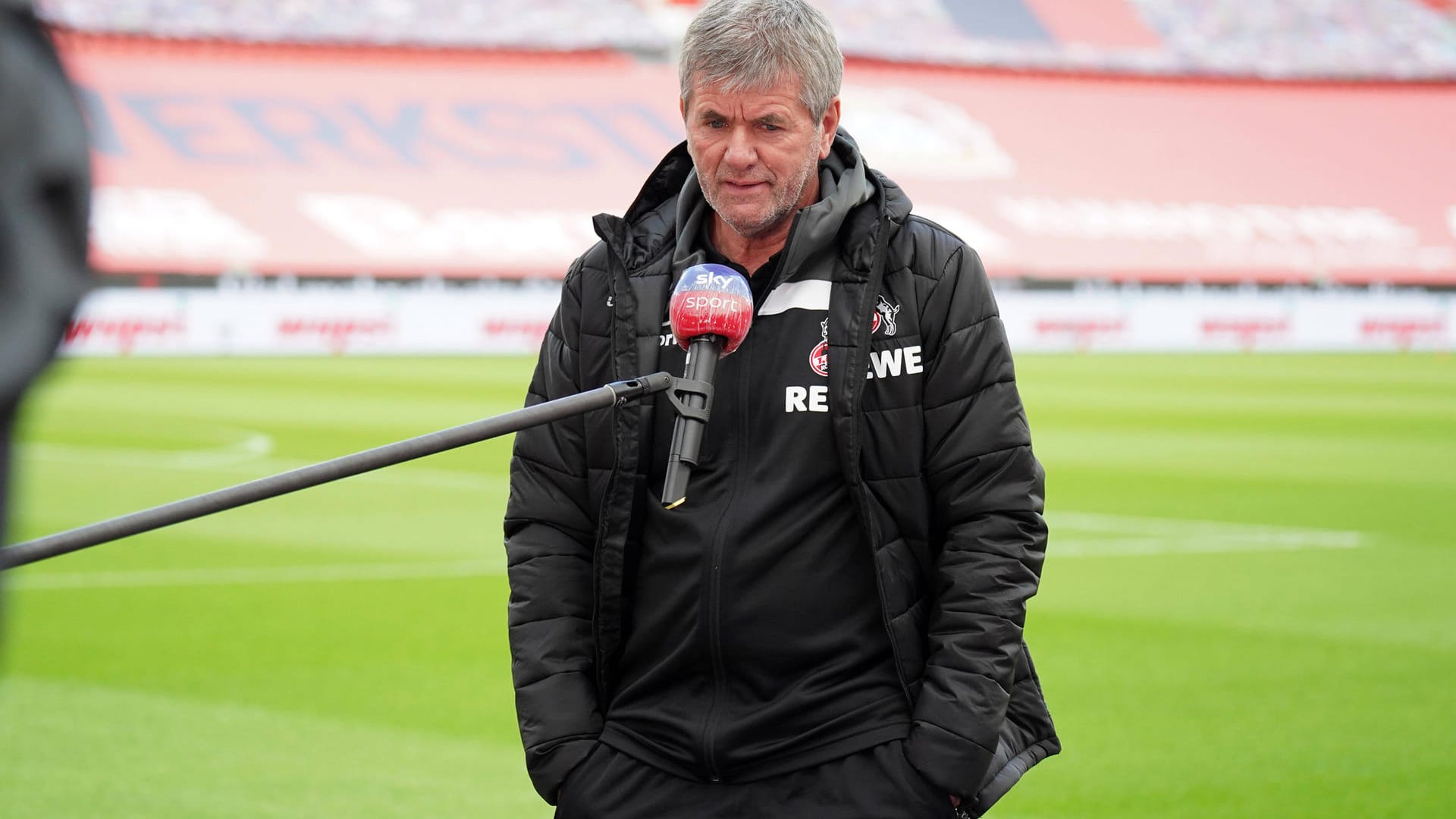 FC-Trainer Friedhelm Funkel beim Interview nach der Derby-Pleite: Für seine Aussagen hagelte es Rücktrittsforderungen von den Fans.