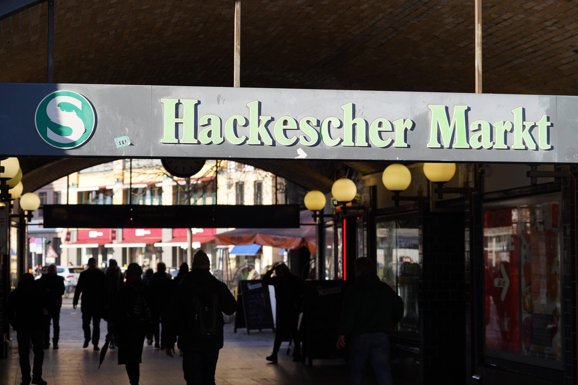 Der S-Bahnhof Hackescher Markt in Berlin (Archivbild): Dort hat eine Frau Passanten mit einer Flasche attackiert.