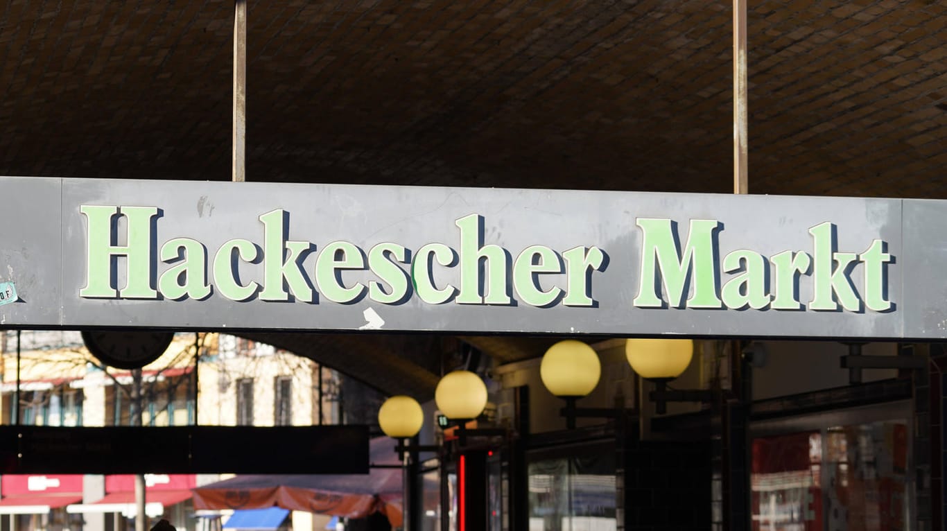 Der S-Bahnhof Hackescher Markt in Berlin (Archivbild): Dort hat eine Frau Passanten mit einer Flasche attackiert.