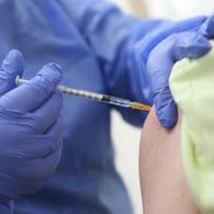 Corona-Impfung: Bis zum Ende des Sommers hat die Politik ein Impfangebot für jeden Menschen in Deutschland in Aussicht gestellt.