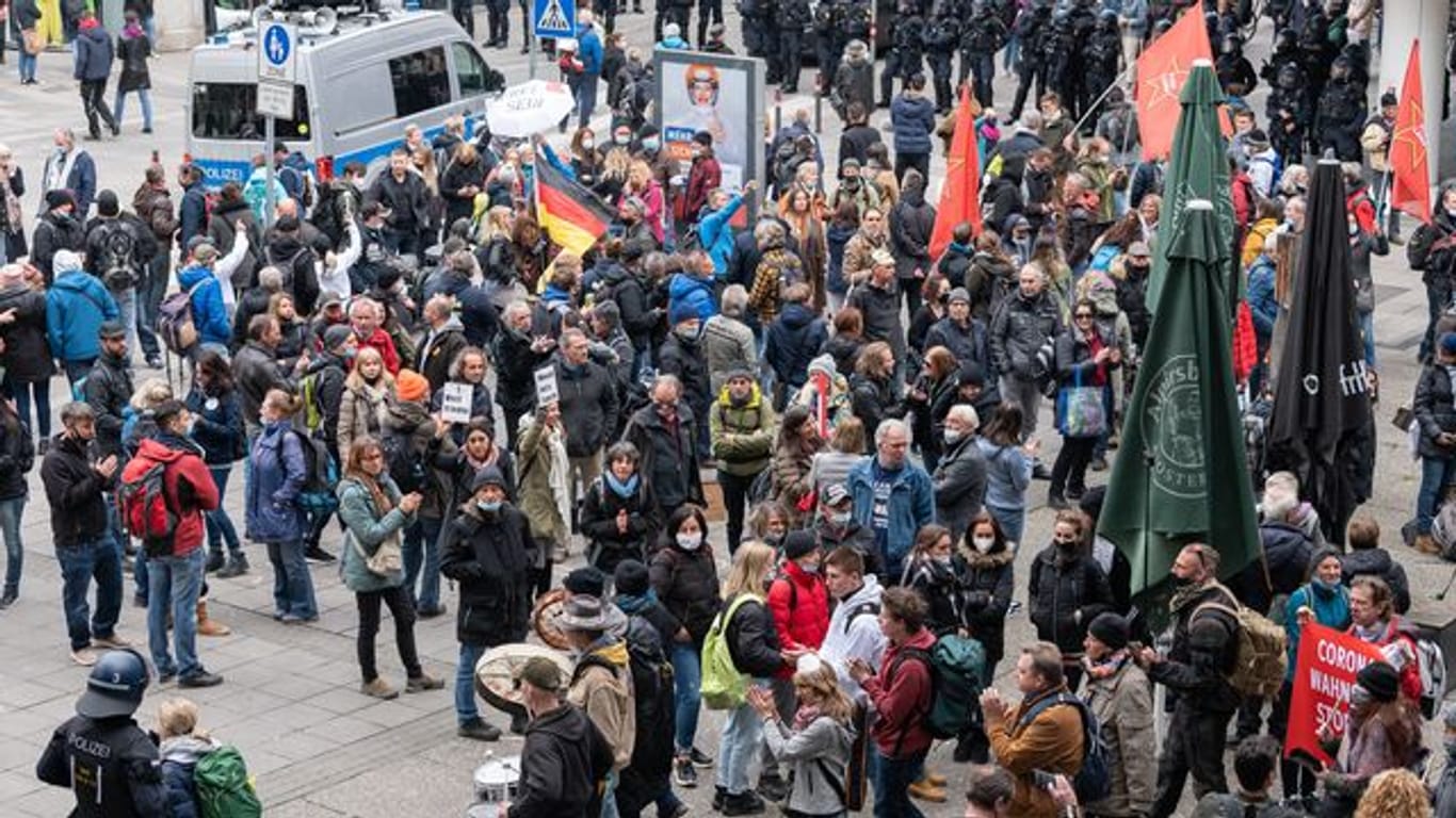 Trotz des Verbots von zwei geplanten Demonstrationen gegen die Corona-Politik demonstrieren zahlreiche Menschen gegen Corona-Maßnahmen: Die Stuttgarter Polizei schrieb deswegen viele Anzeigen.