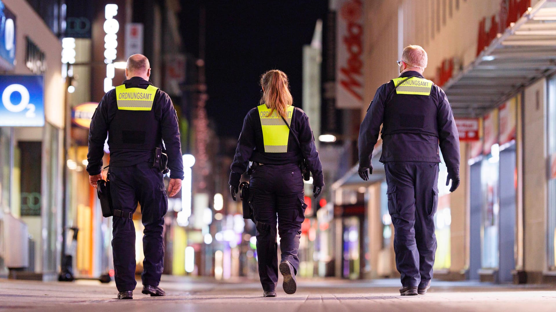 Mitarbeiter des Ordnungsamts laufen durch die Kölner Innenstadt: In der Nacht zum Sonntag blieb es ruhig – nur in einer Kleingartensiedlung mussten die Mitarbeiter eine Party auflösen.