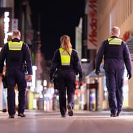 Mitarbeiter des Ordnungsamts laufen durch die Kölner Innenstadt: In der Nacht zum Sonntag blieb es ruhig – nur in einer Kleingartensiedlung mussten die Mitarbeiter eine Party auflösen.